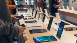 Celulares em lançamento em uma loja no Brasil com pessoas testando modelos recentes de 2025