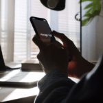 Pessoa liberando espaço no celular com notificações de armazenamento cheio, usando apps de limpeza, ambiente realista