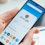 Pessoa atualizando o app Threads em um celular Motorola para resolver bug de consumo de bateria