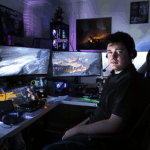 Gamer assistindo aos trailers dos jogos mais aguardados de 2025 em um setup moderno com iluminação e atmosfera imersiva