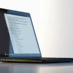 Notepad com IA aberto em notebook, mostrando geração de texto automática com a nova integração do Windows Copilot