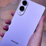 Galaxy S25 Edge exibido em ambiente moderno com foco na tela mostrando recursos de IA integrados