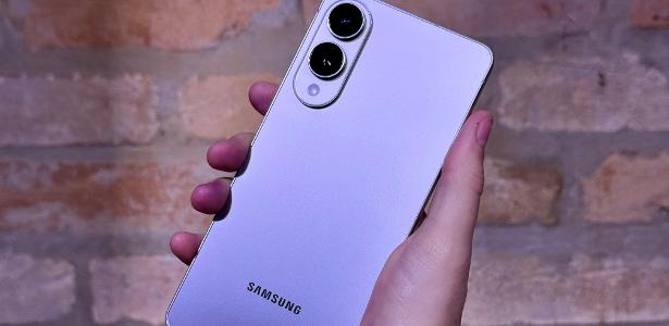 Galaxy S25 Edge exibido em ambiente moderno com foco na tela mostrando recursos de IA integrados